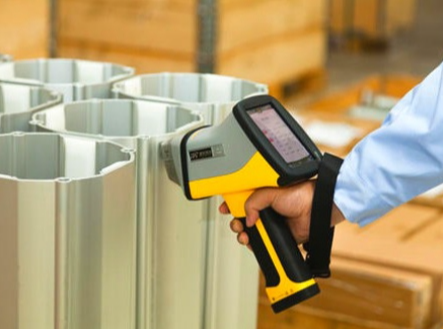 È possibile utilizzare soluzioni chimiche e magneti per identificare rapidamente l'autenticità degli elementi di fissaggio in acciaio inossidabile?