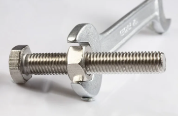 Come dovrebbero essere utilizzati bulloni e dadi per le connessioni permanenti?
